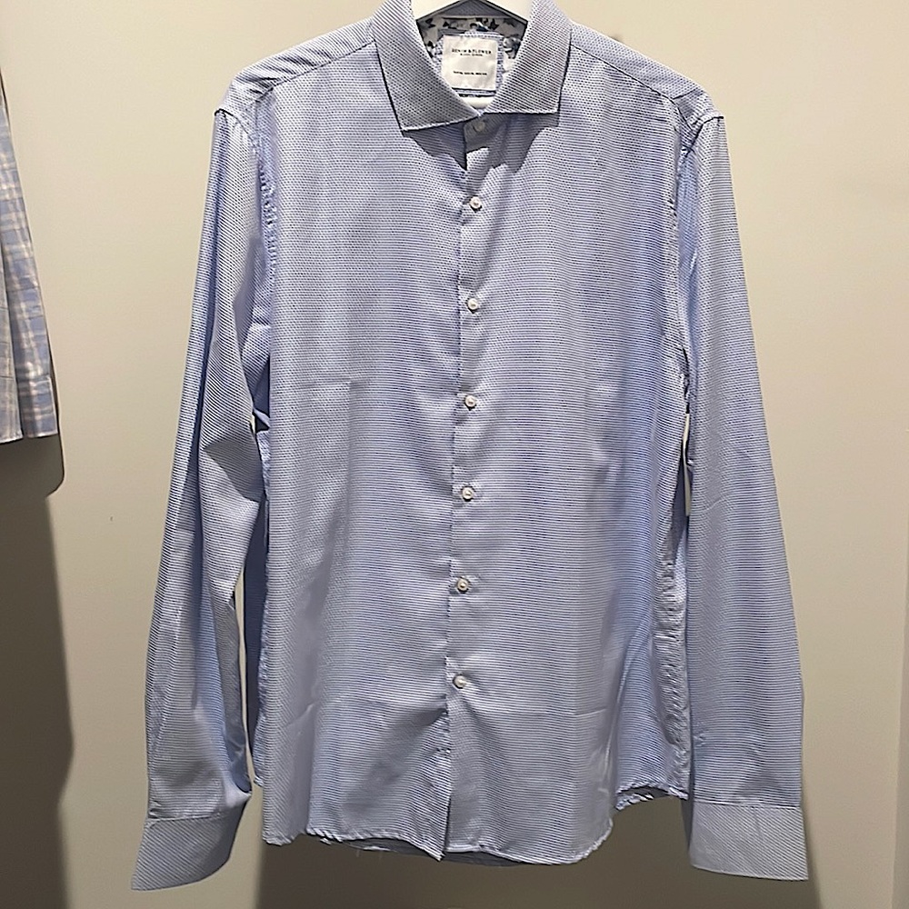 Denim & Flower long sleeve button down. Minimal wear. Great condition.